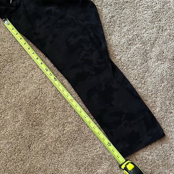 EUC Lululemon “On the Fly” Camo 7/8 pants, Size 12 - Picture 14 of 15